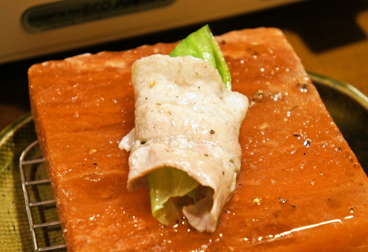 こだわり：しゃぶしゃぶはパハール岩塩の大きな塊につけて食べるのがお勧め！